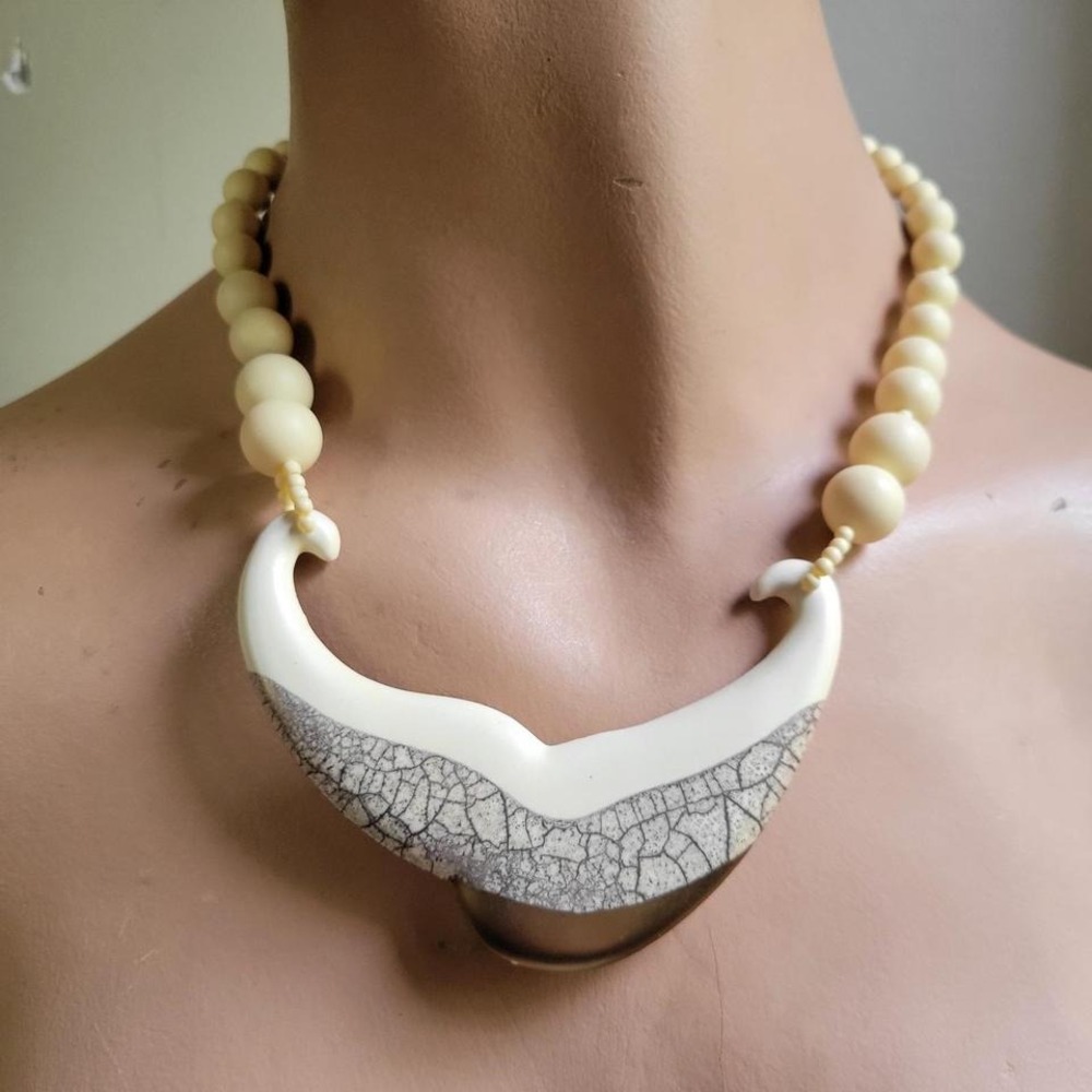 Vintage Mod Statement Bib Necklace 18" Cream EX